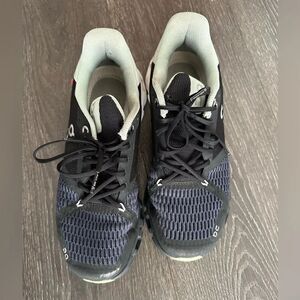 On Running on flyers sneakers‎